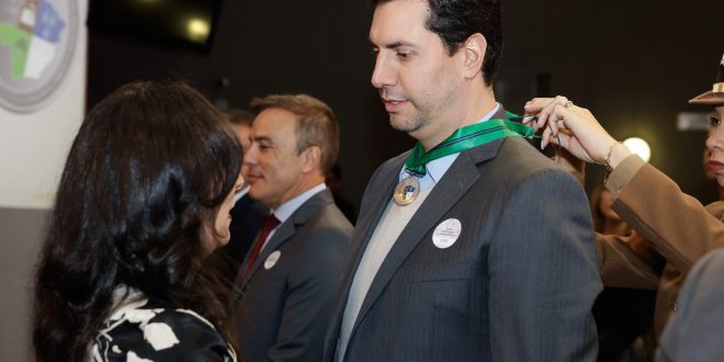 Deputado Tito Torres está recebendo a medalha