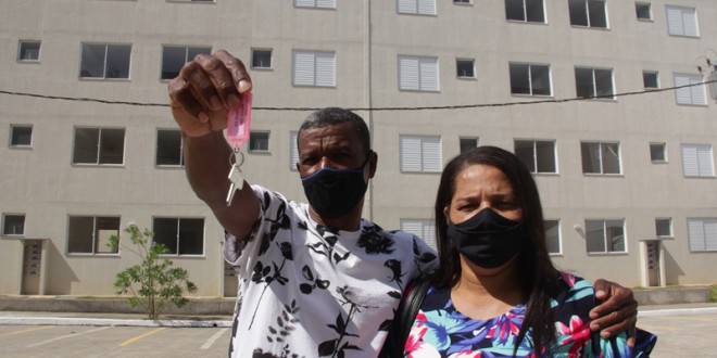 Casal mostra chave de apartamentos recebido através de programa habitacional de Coronel Fabriciano que beneficiou 288 famílias