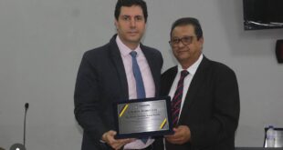 Homenagem foi entregue durante Sessão Solene na Câmara Municipal; parlamentar destacou o compromisso de seguir destinando emendas para o município.