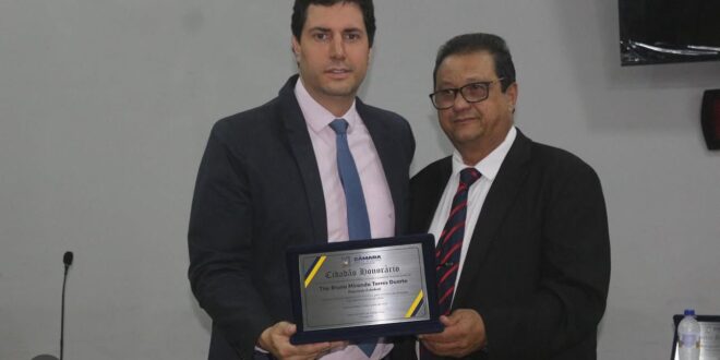 Homenagem foi entregue durante Sessão Solene na Câmara Municipal; parlamentar destacou o compromisso de seguir destinando emendas para o município.